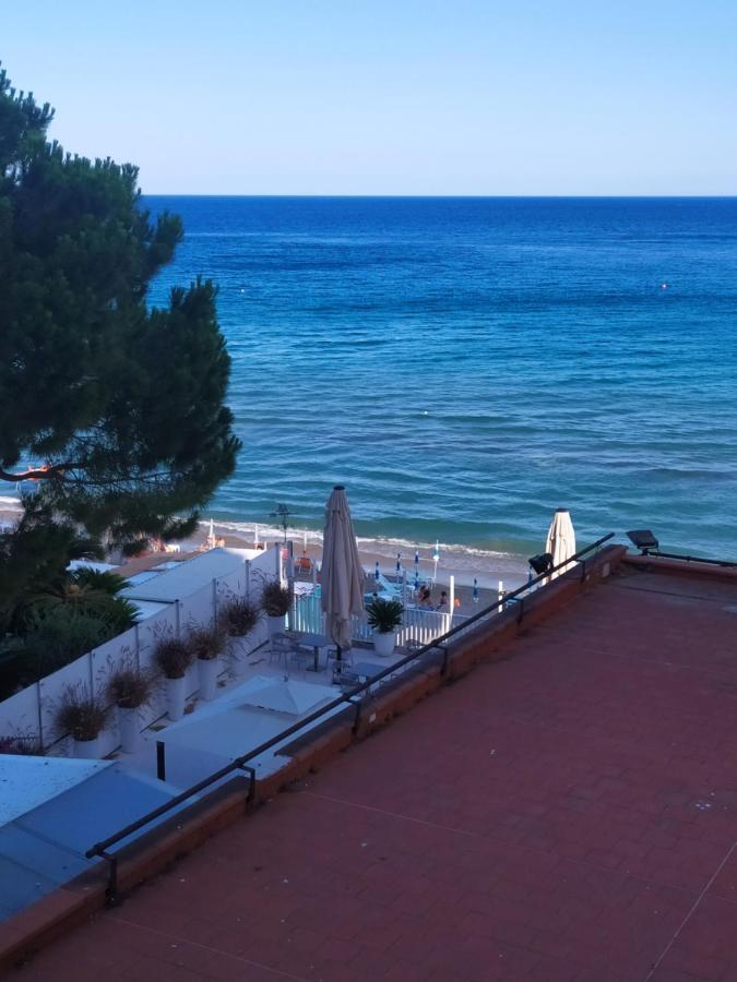Diana Grand Hotel Аласио Екстериор снимка