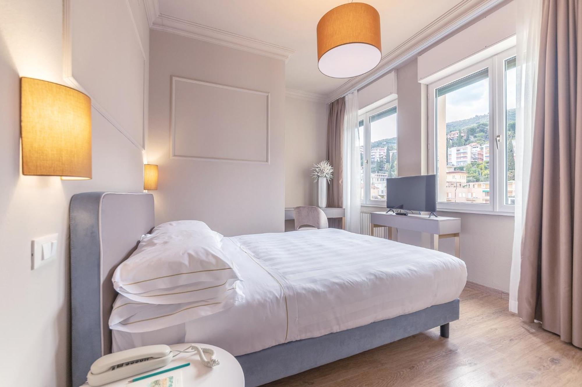 Diana Grand Hotel Аласио Екстериор снимка
