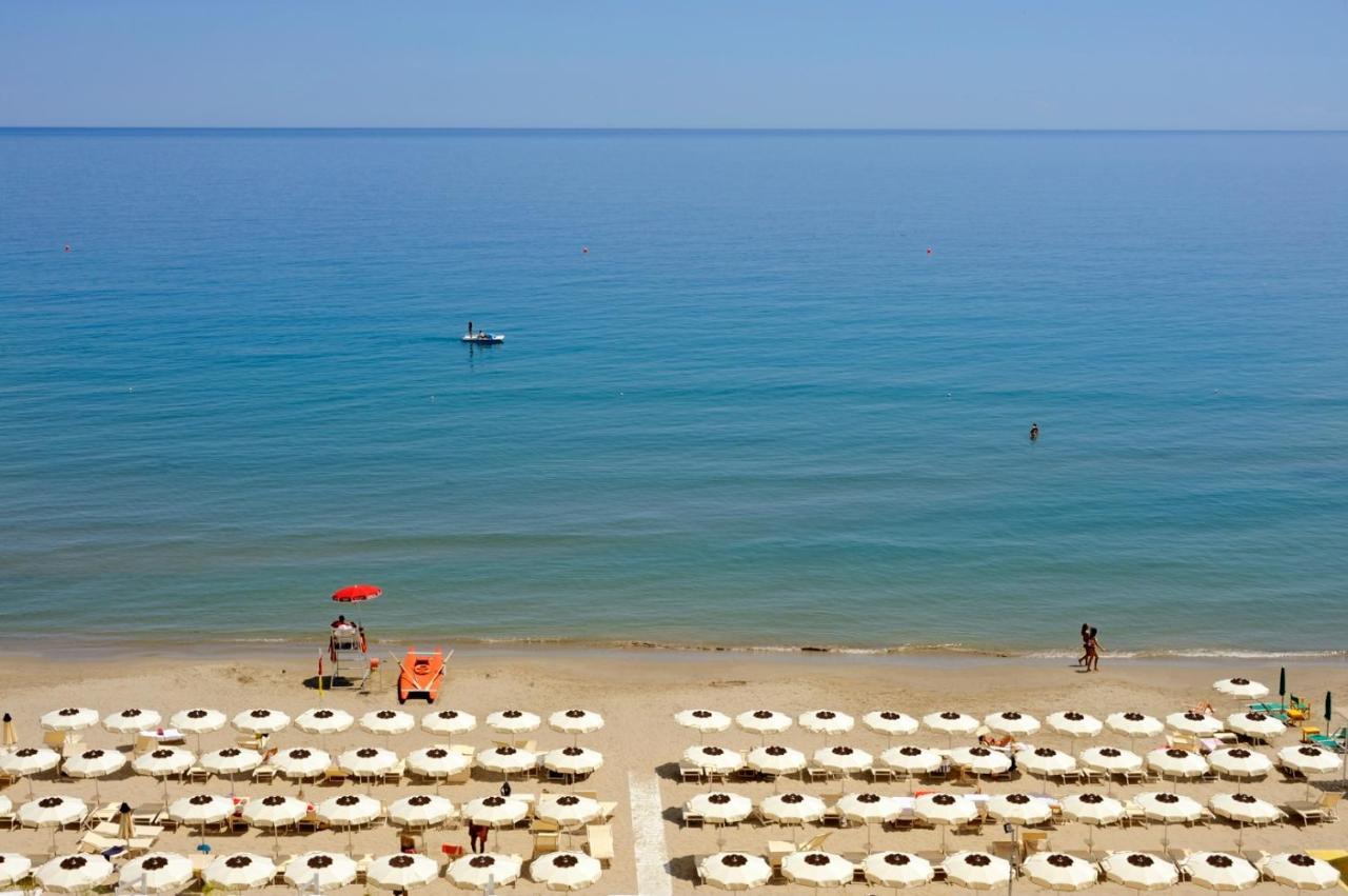 Diana Grand Hotel Аласио Екстериор снимка